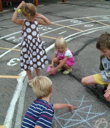 kinderen spelen op straat