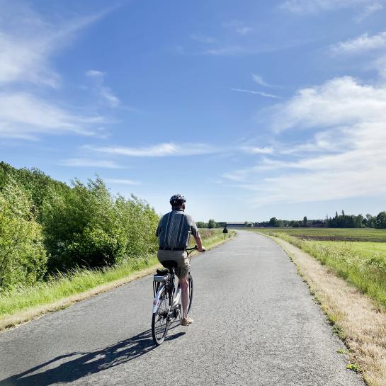Een fietser op het jaagpad